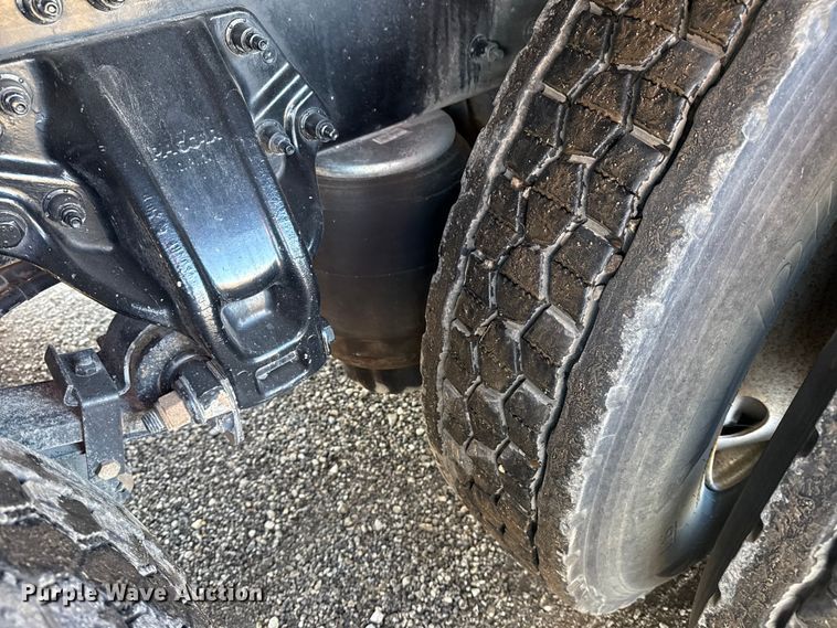 image for item EG1793 2011 Peterbilt 348 rollback truck