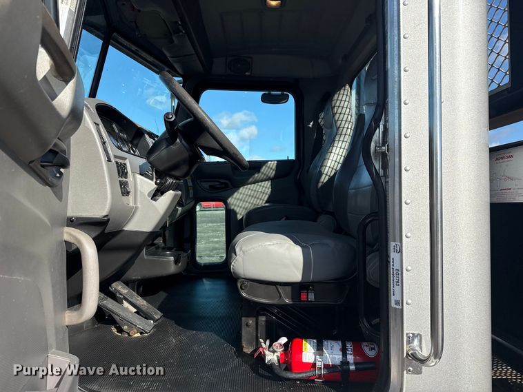 image for item EG1793 2011 Peterbilt 348 rollback truck