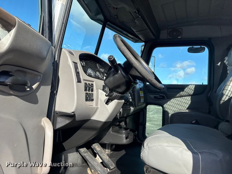 image for item EG1793 2011 Peterbilt 348 rollback truck