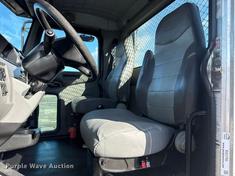 image for item EG1793 2011 Peterbilt 348 rollback truck