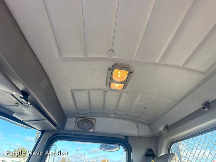 image for item EG1793 2011 Peterbilt 348 rollback truck