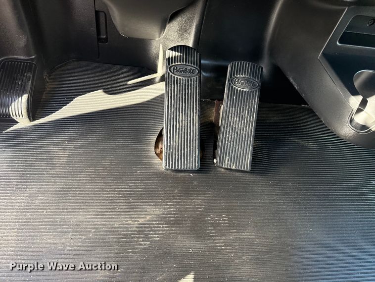 image for item EG1793 2011 Peterbilt 348 rollback truck