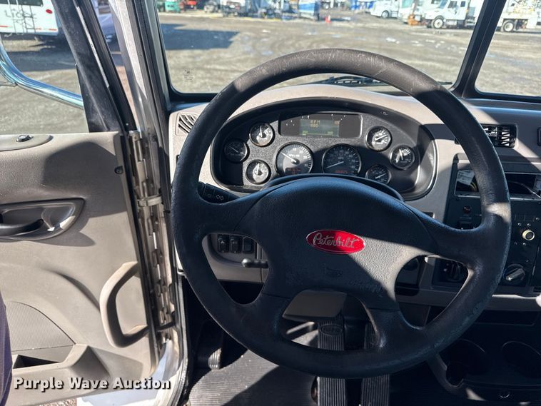 image for item EG1793 2011 Peterbilt 348 rollback truck