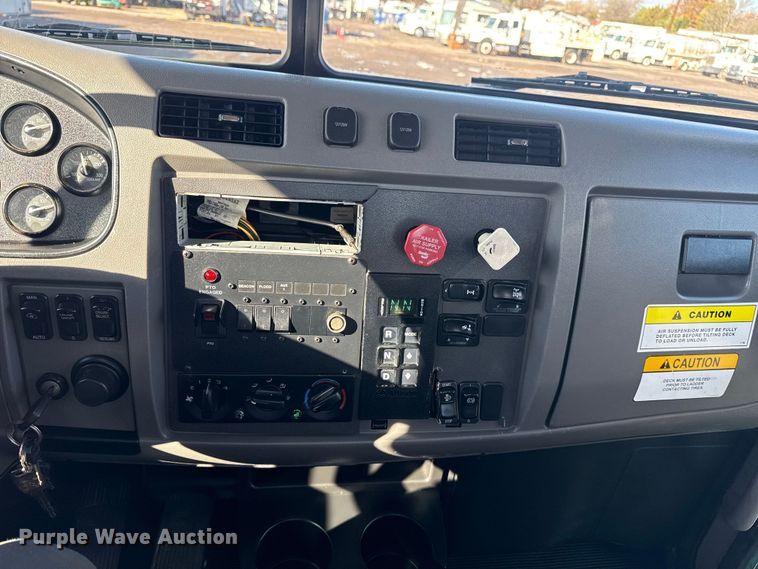 image for item EG1793 2011 Peterbilt 348 rollback truck