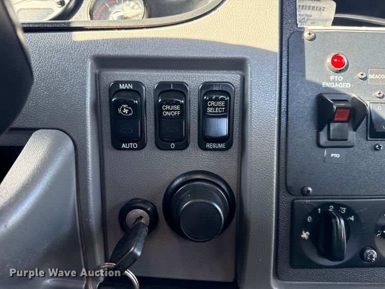 image for item EG1793 2011 Peterbilt 348 rollback truck