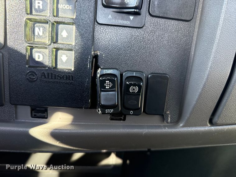 image for item EG1793 2011 Peterbilt 348 rollback truck