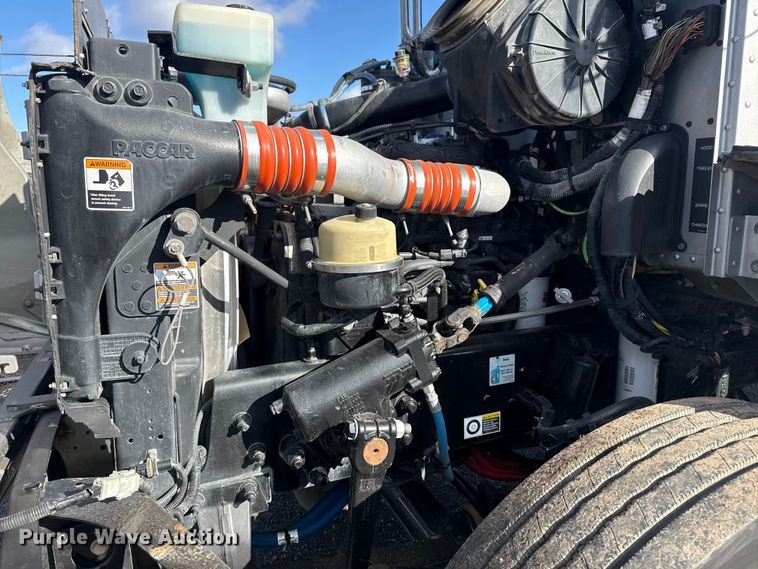 image for item EG1793 2011 Peterbilt 348 rollback truck