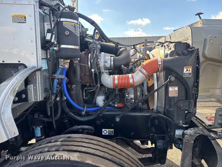 image for item EG1793 2011 Peterbilt 348 rollback truck