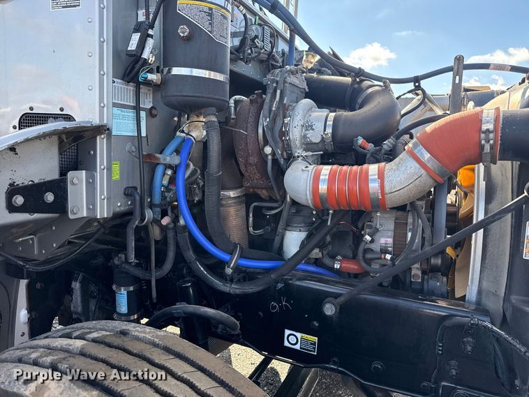 image for item EG1793 2011 Peterbilt 348 rollback truck