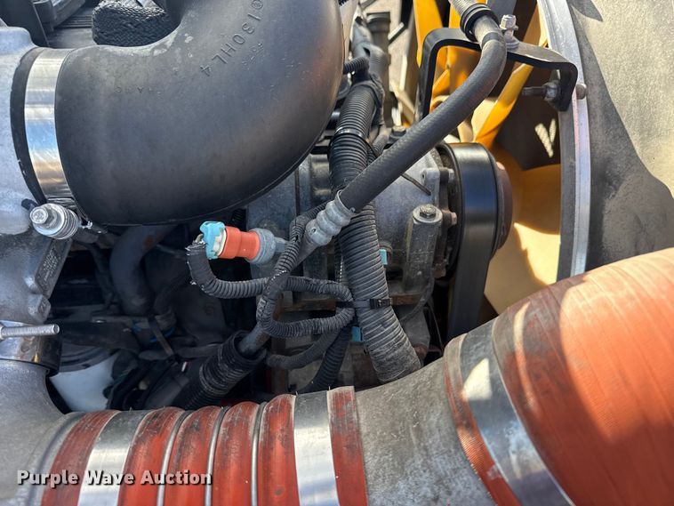 image for item EG1793 2011 Peterbilt 348 rollback truck