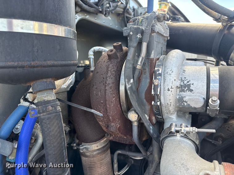 image for item EG1793 2011 Peterbilt 348 rollback truck