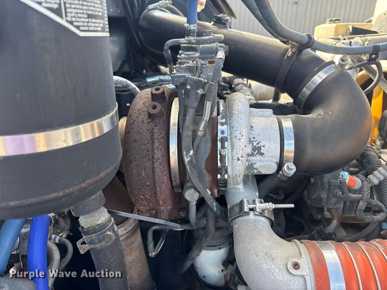 image for item EG1793 2011 Peterbilt 348 rollback truck