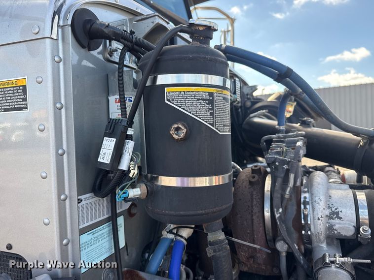 image for item EG1793 2011 Peterbilt 348 rollback truck