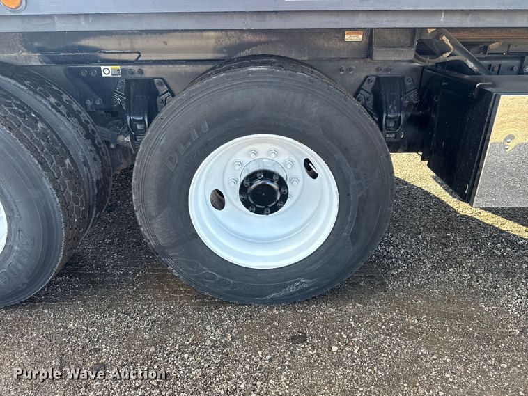 image for item EG1793 2011 Peterbilt 348 rollback truck