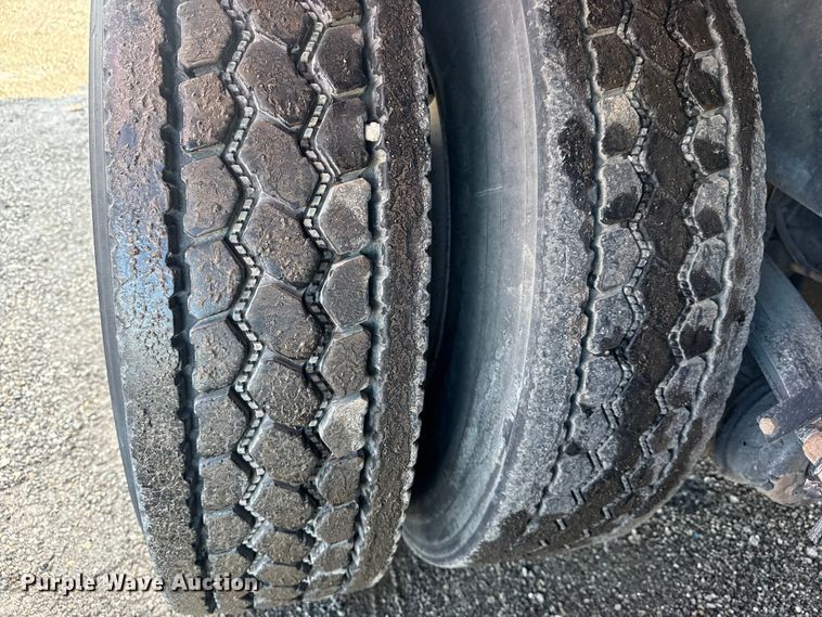 image for item EG1793 2011 Peterbilt 348 rollback truck