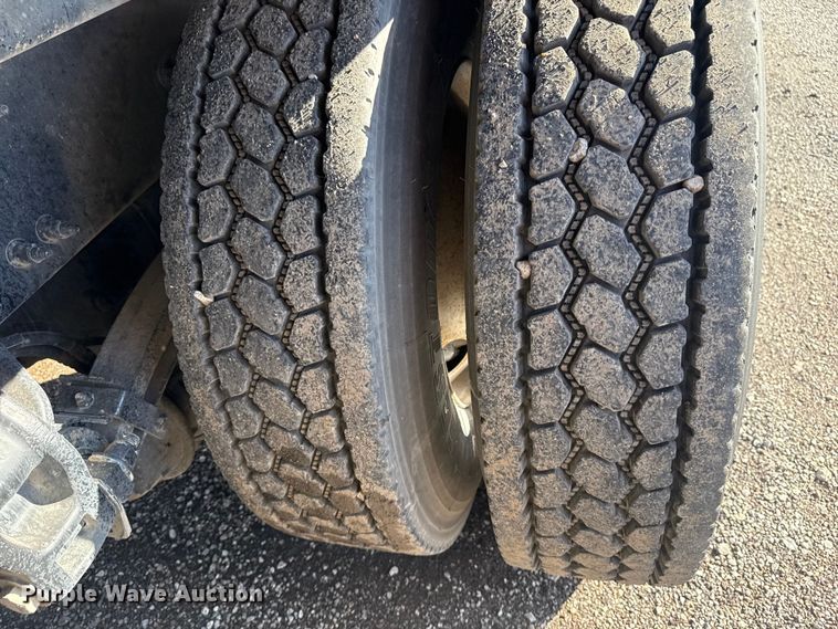 image for item EG1793 2011 Peterbilt 348 rollback truck