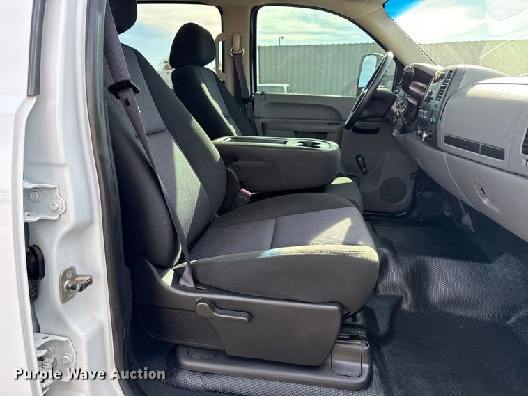 image for item EG1857 2011 Chevrolet 2500HD Crew Cab pickup truck