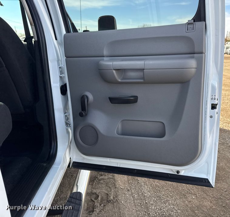 image for item EG1857 2011 Chevrolet 2500HD Crew Cab pickup truck