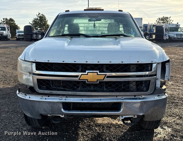 image for item EG1912 2013 Chevrolet Silverado 3500HD flatbed pickup truck