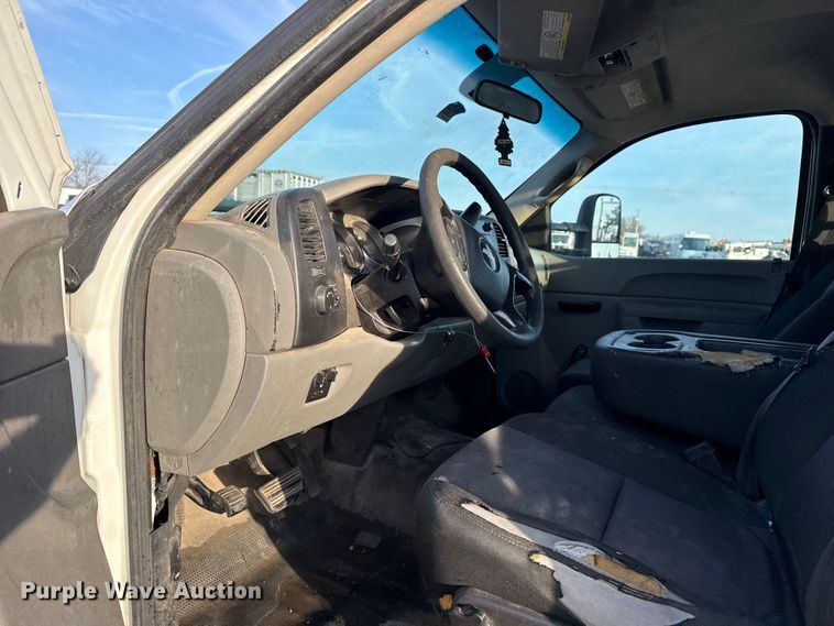 image for item EG1912 2013 Chevrolet Silverado 3500HD flatbed pickup truck