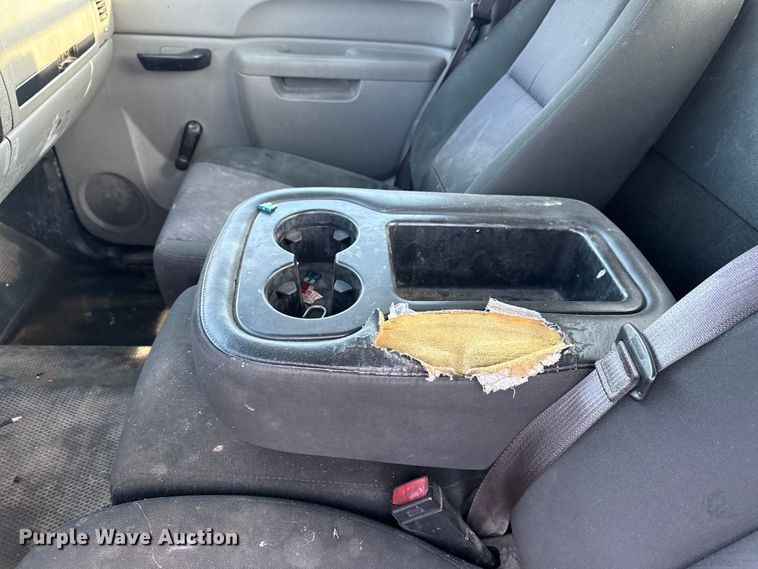 image for item EG1912 2013 Chevrolet Silverado 3500HD flatbed pickup truck