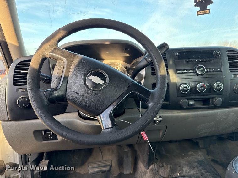 image for item EG1912 2013 Chevrolet Silverado 3500HD flatbed pickup truck