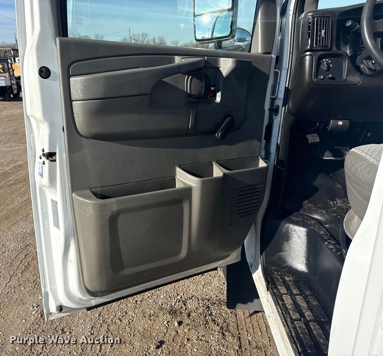 image for item EG1916 2007 Chevrolet Express bus