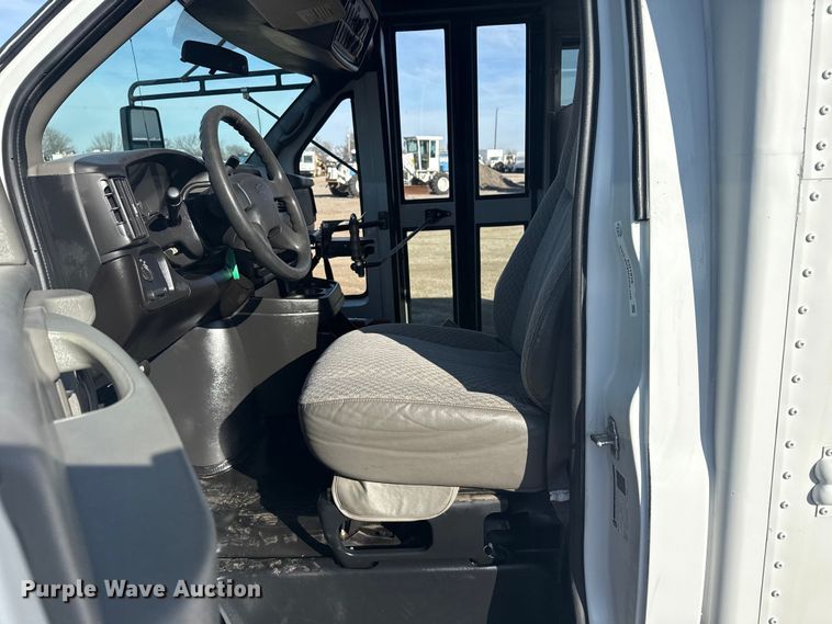 image for item EG1916 2007 Chevrolet Express bus