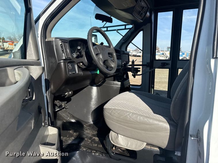 image for item EG1916 2007 Chevrolet Express bus