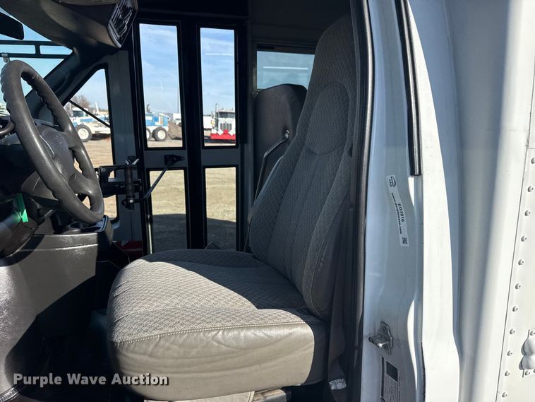 image for item EG1916 2007 Chevrolet Express bus