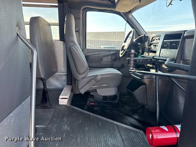 image for item EG1916 2007 Chevrolet Express bus