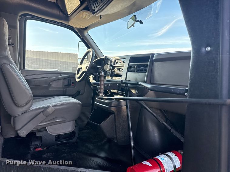 image for item EG1916 2007 Chevrolet Express bus