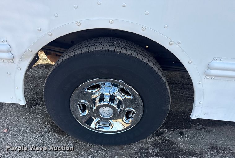 image for item EG1916 2007 Chevrolet Express bus