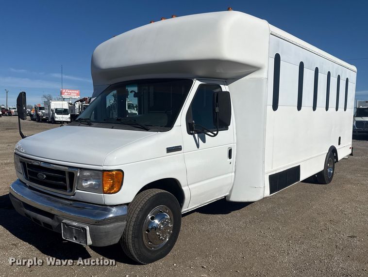 image for item EG1973 2007 Ford E450 Super Duty shuttle bus