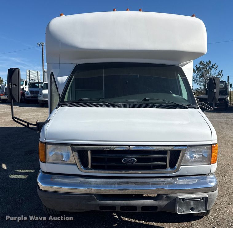 image for item EG1973 2007 Ford E450 Super Duty shuttle bus