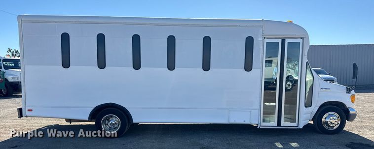 image for item EG1973 2007 Ford E450 Super Duty shuttle bus