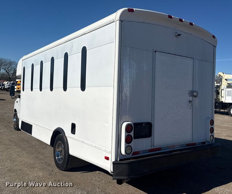 image for item EG1973 2007 Ford E450 Super Duty shuttle bus