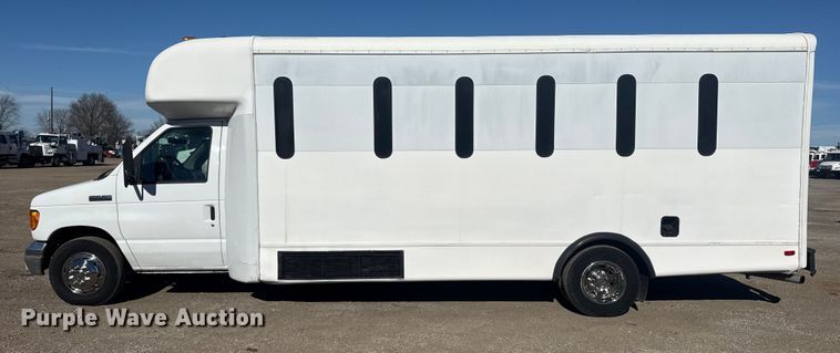 image for item EG1973 2007 Ford E450 Super Duty shuttle bus