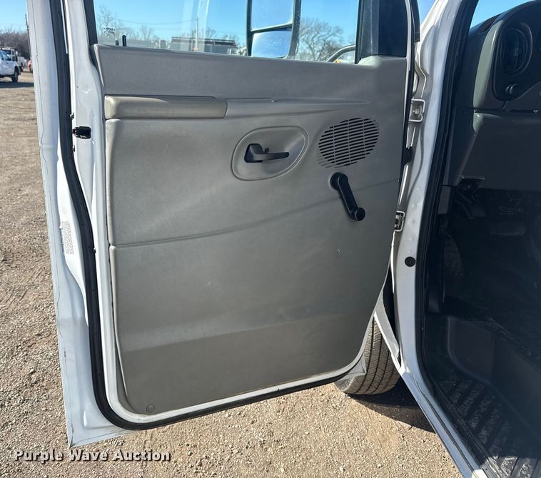 image for item EG1973 2007 Ford E450 Super Duty shuttle bus