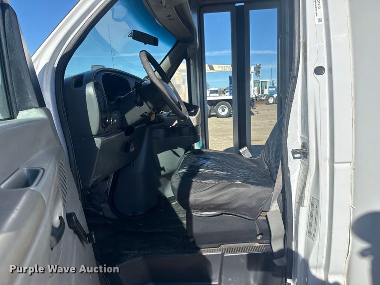 image for item EG1973 2007 Ford E450 Super Duty shuttle bus