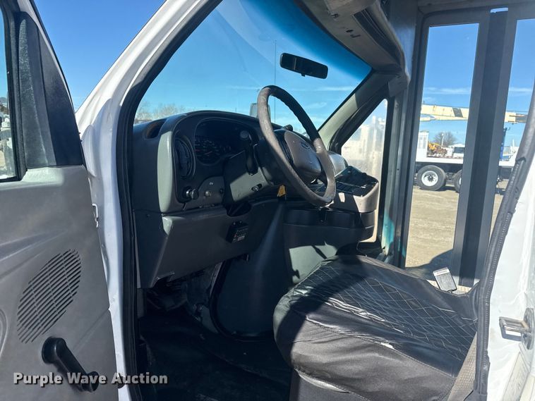 image for item EG1973 2007 Ford E450 Super Duty shuttle bus