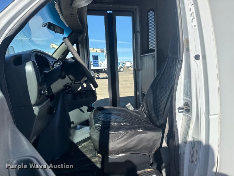 image for item EG1973 2007 Ford E450 Super Duty shuttle bus