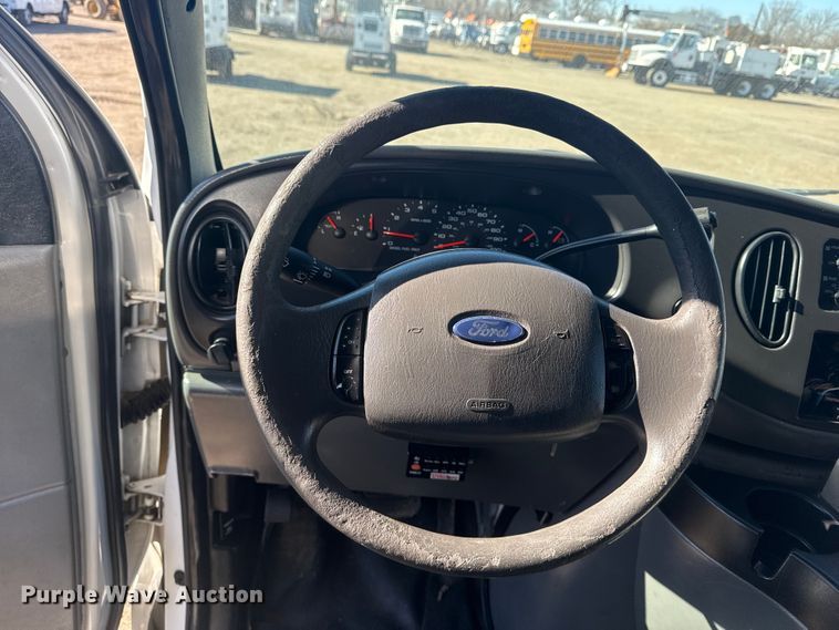 image for item EG1973 2007 Ford E450 Super Duty shuttle bus