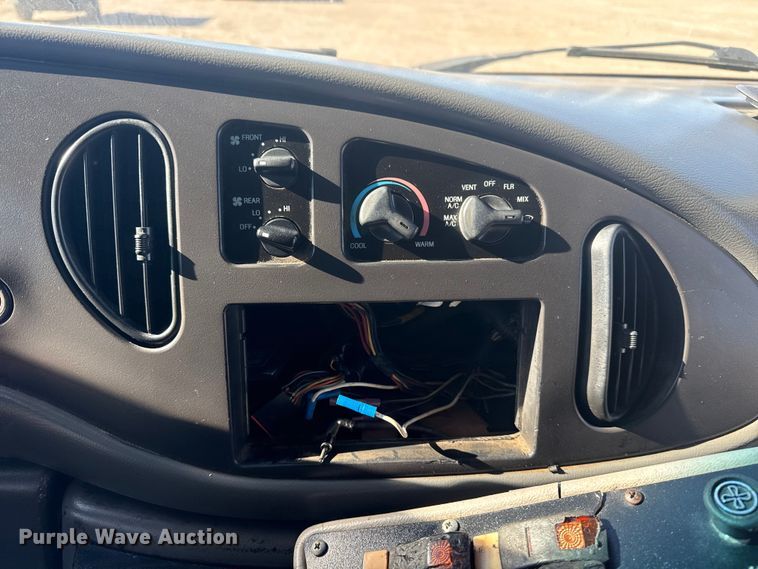 image for item EG1973 2007 Ford E450 Super Duty shuttle bus