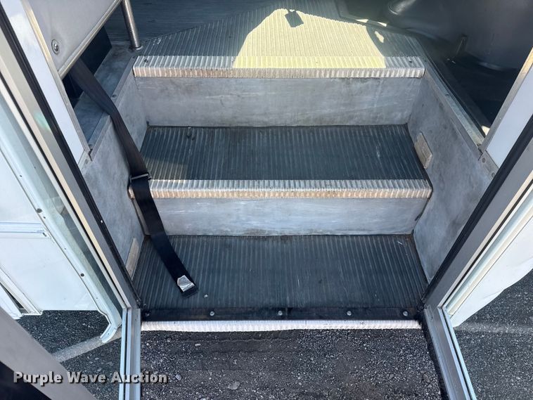 image for item EG1973 2007 Ford E450 Super Duty shuttle bus