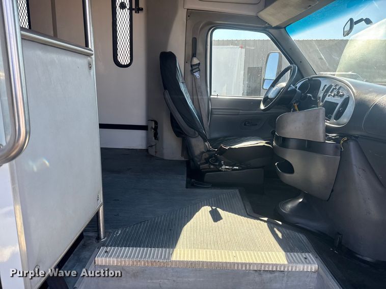 image for item EG1973 2007 Ford E450 Super Duty shuttle bus