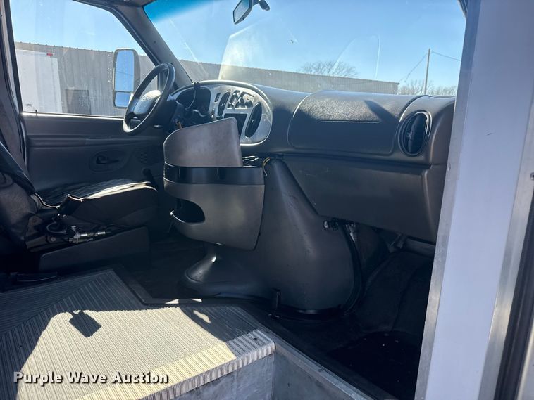 image for item EG1973 2007 Ford E450 Super Duty shuttle bus