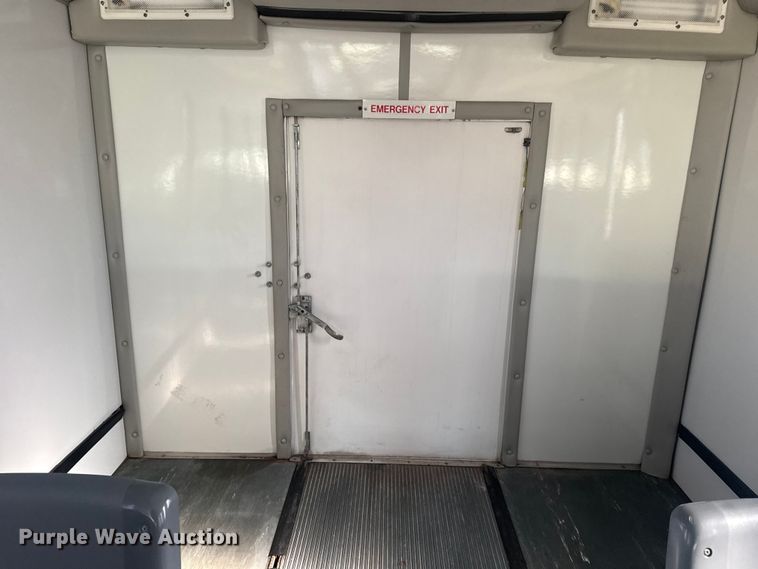 image for item EG1973 2007 Ford E450 Super Duty shuttle bus