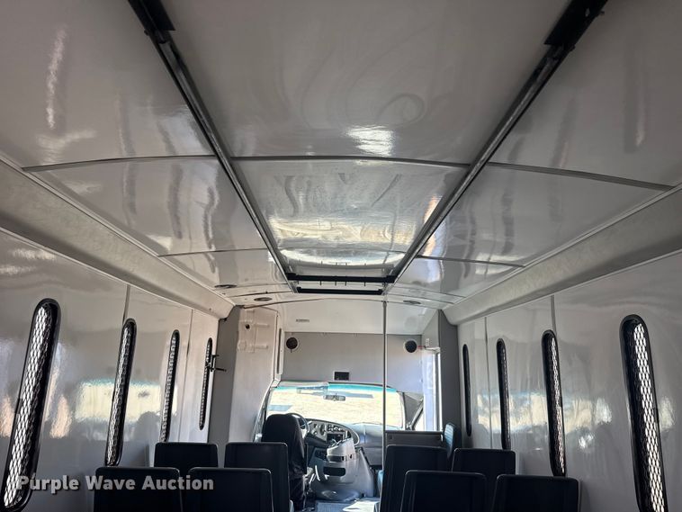 image for item EG1973 2007 Ford E450 Super Duty shuttle bus