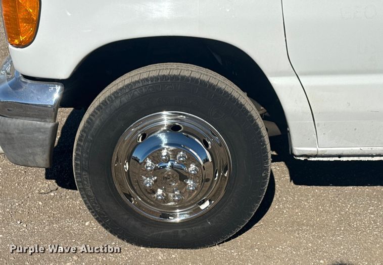 image for item EG1973 2007 Ford E450 Super Duty shuttle bus